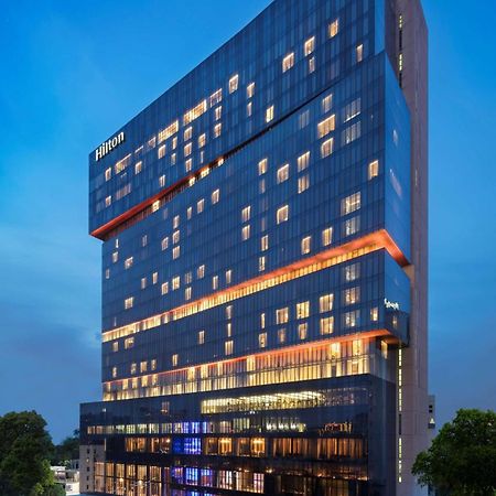 Hilton Guangzhou Tianhe - Free Shuttle Bus And Registration Counter Available During Canton Fair Period Exterior foto Hilton Chengdu