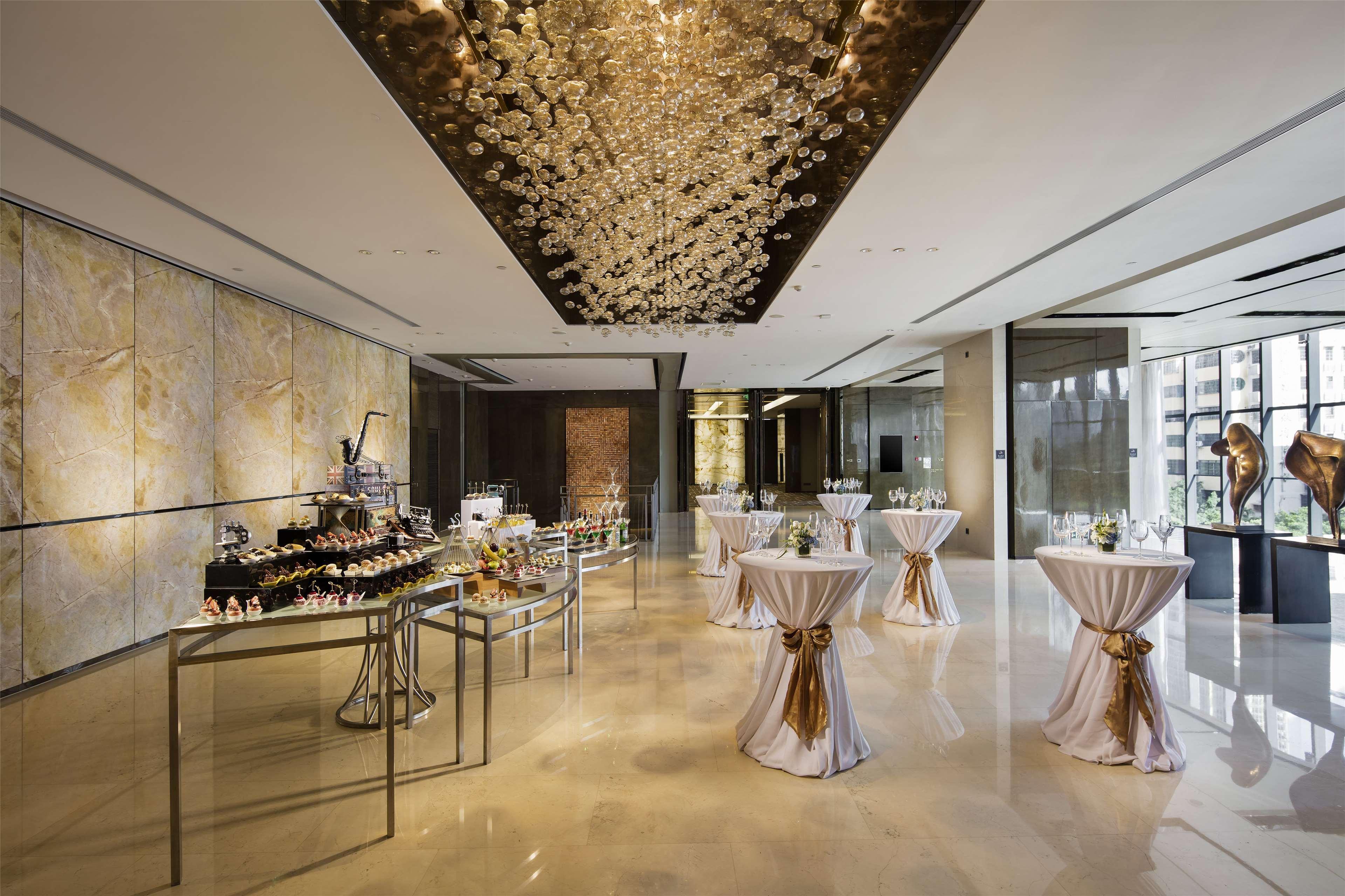 Hilton Guangzhou Tianhe - Free Shuttle Bus And Registration Counter Available During Canton Fair Period Exterior foto The lobby