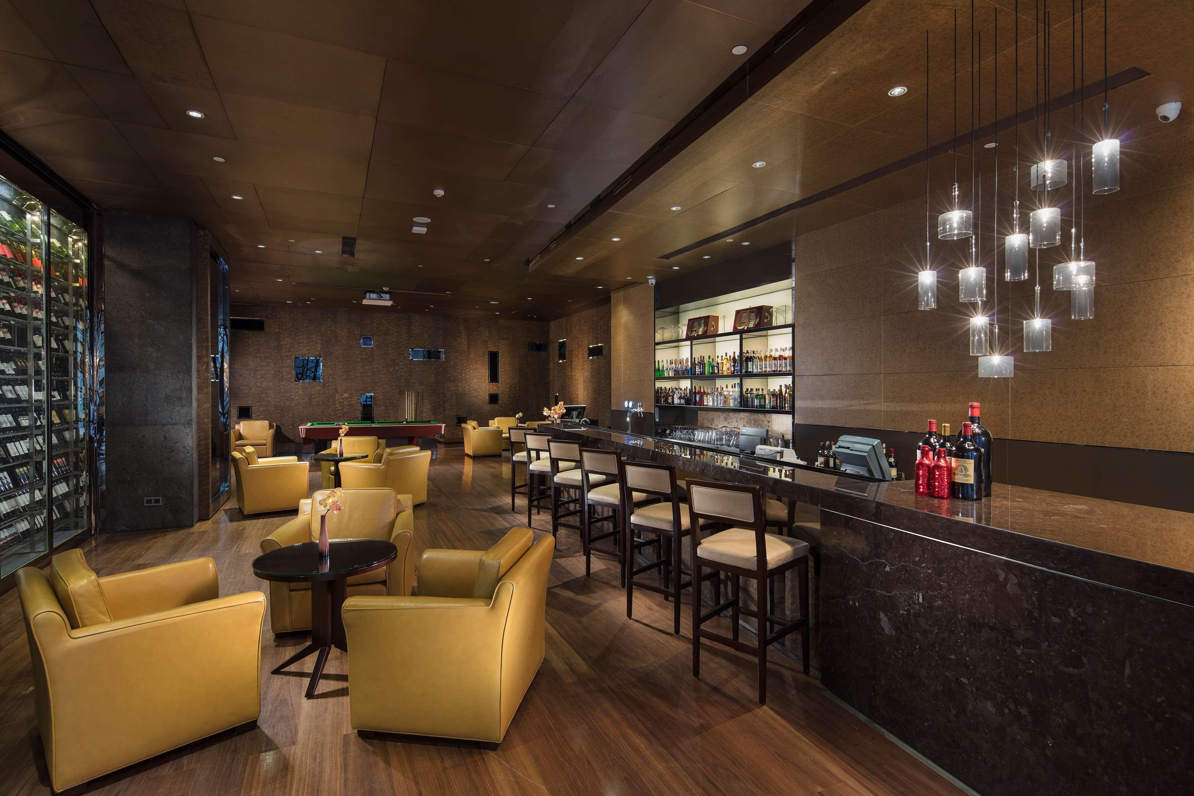 Hilton Guangzhou Tianhe - Free Shuttle Bus And Registration Counter Available During Canton Fair Period Exterior foto The bar at the lounge