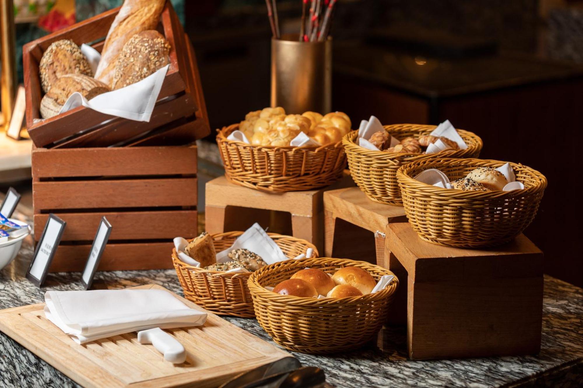 Hilton Guangzhou Tianhe - Free Shuttle Bus And Registration Counter Available During Canton Fair Period Exterior foto Bread at a buffet