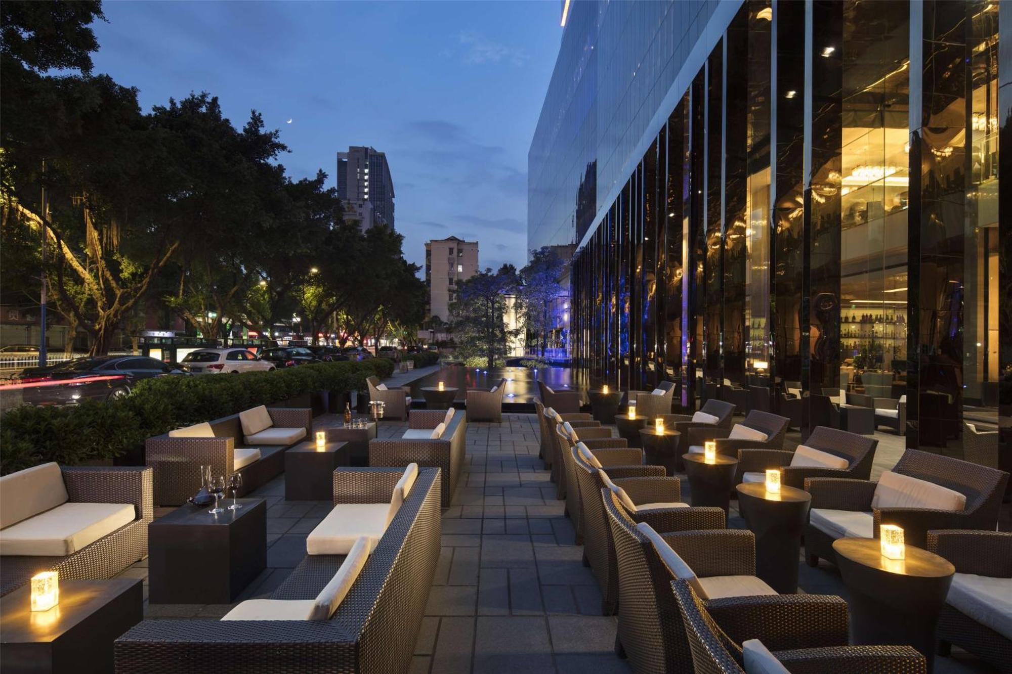 Hilton Guangzhou Tianhe - Free Shuttle Bus And Registration Counter Available During Canton Fair Period Exterior foto The outdoor terrace at the bar