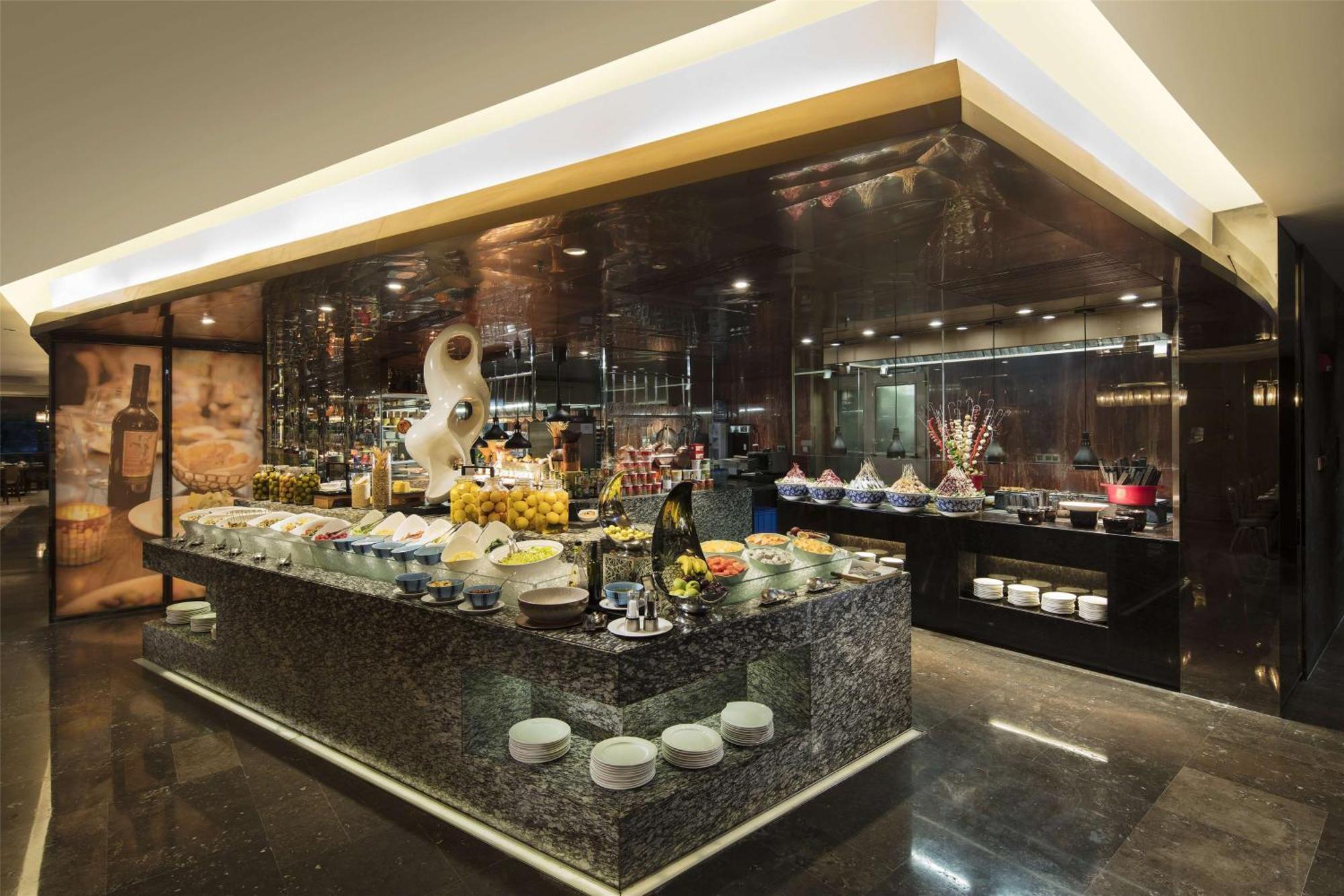 Hilton Guangzhou Tianhe - Free Shuttle Bus And Registration Counter Available During Canton Fair Period Exterior foto The buffet at the lobby