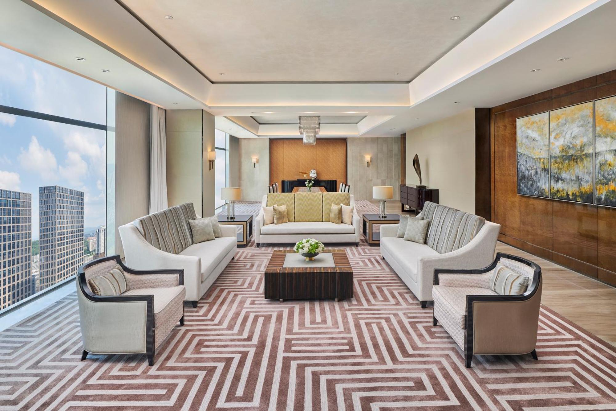 Hilton Guangzhou Tianhe - Free Shuttle Bus And Registration Counter Available During Canton Fair Period Exterior foto The interior of a suite at the hotel