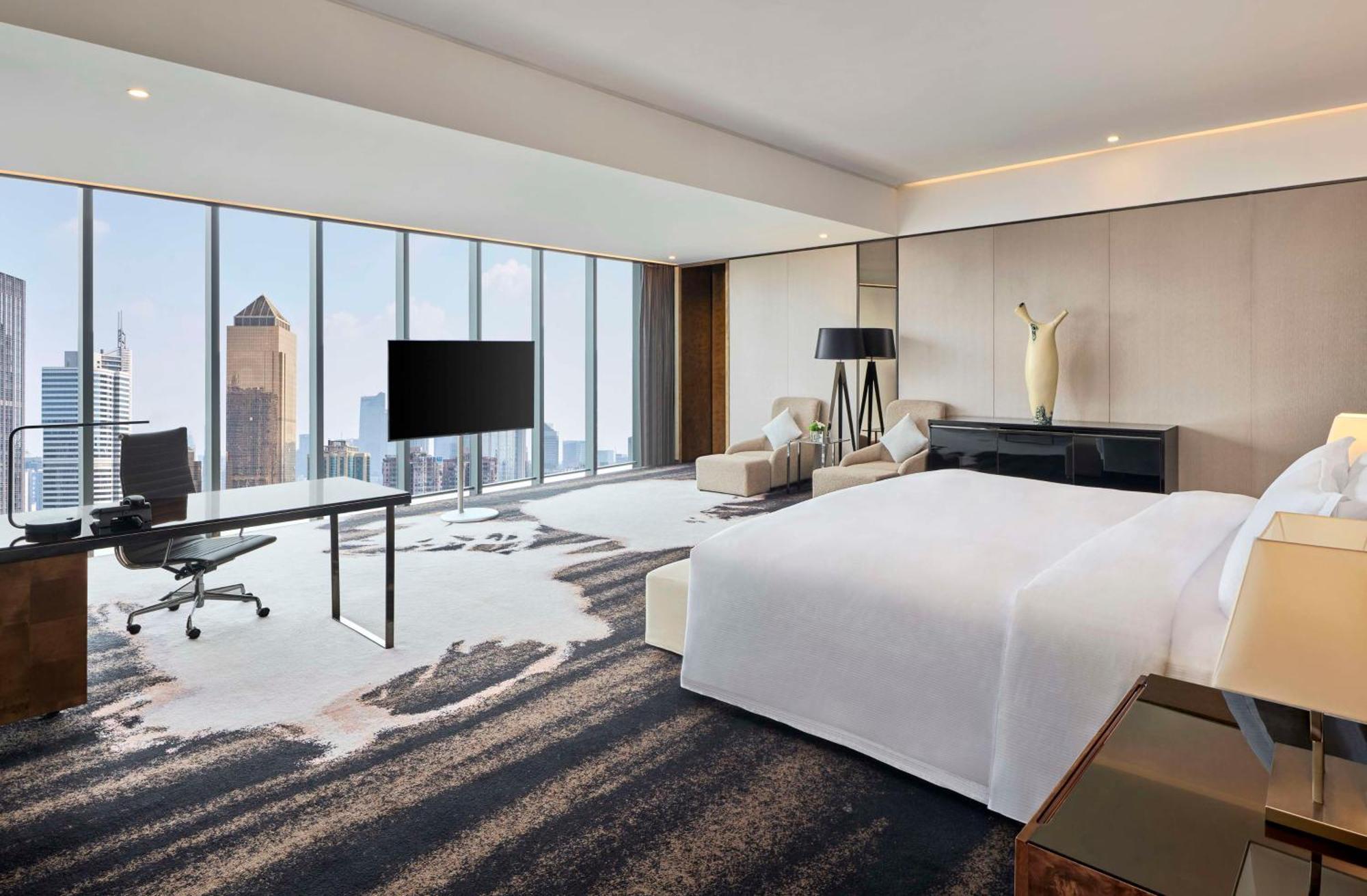 Hilton Guangzhou Tianhe - Free Shuttle Bus And Registration Counter Available During Canton Fair Period Exterior foto Deluxe Suite