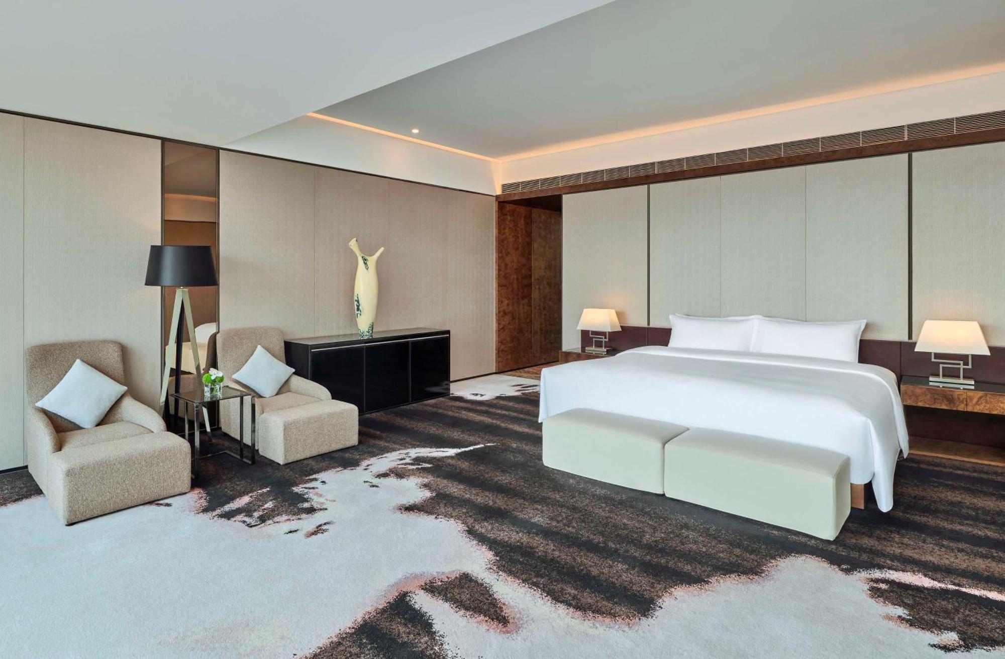 Hilton Guangzhou Tianhe - Free Shuttle Bus And Registration Counter Available During Canton Fair Period Exterior foto A bedroom at the hotel